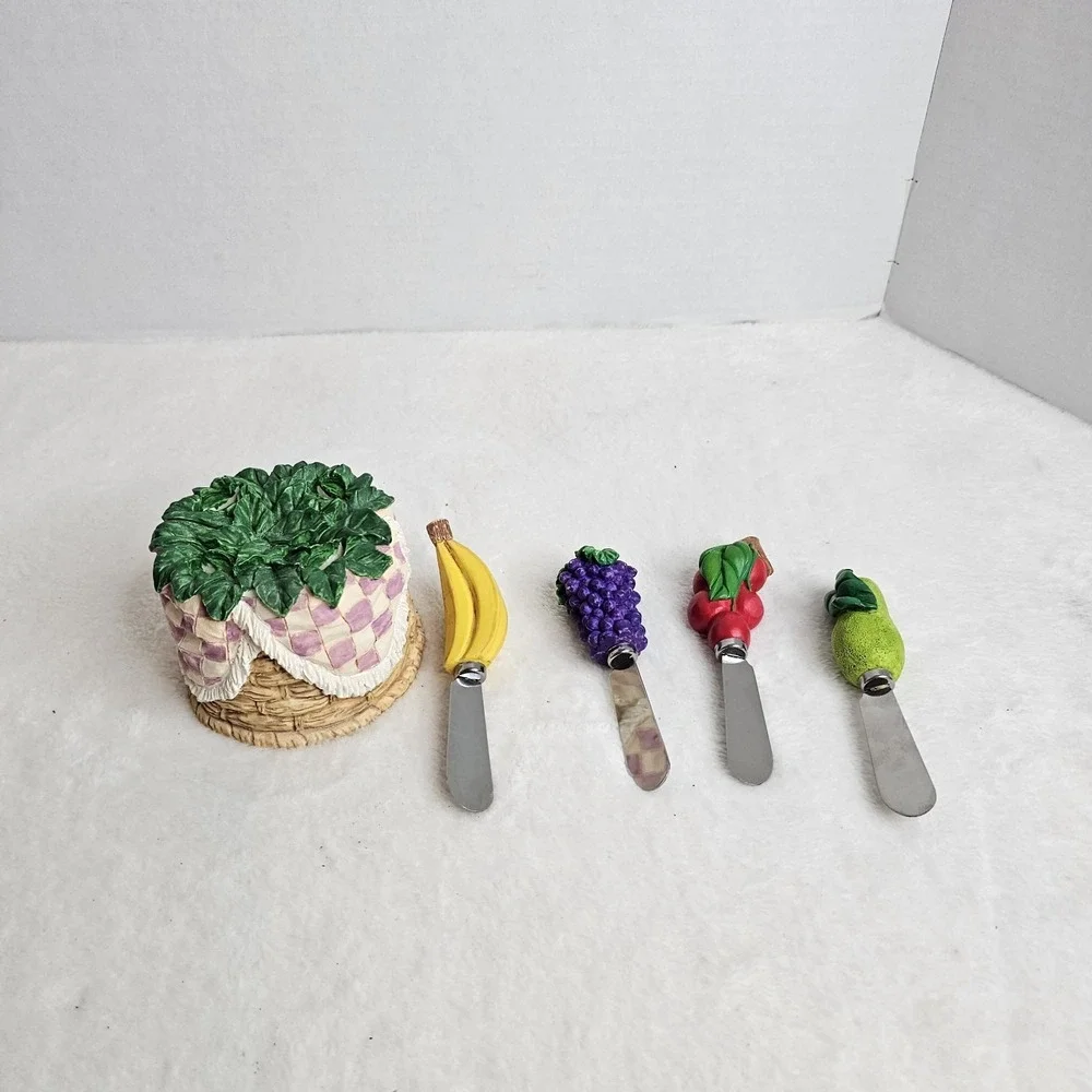 Basket Holder With 4 Cheese/Butter/Jam Spreaders